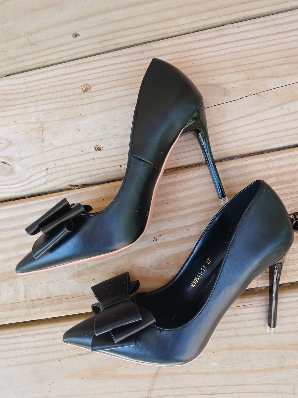 Black Pointed-Toe Stiletto Pumps with Decorative Bow